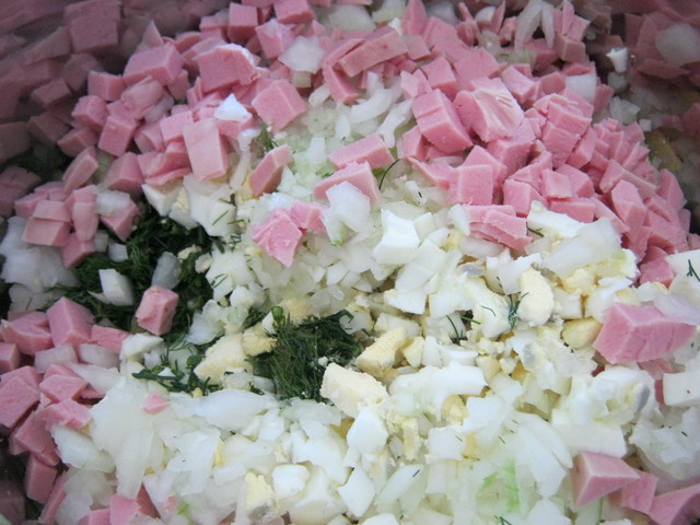 Порезанные продукты для окрошки на кефире