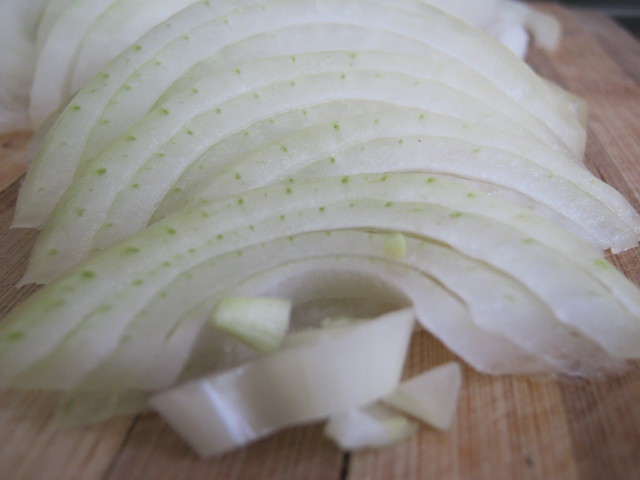 Нарезать лук полукольцами