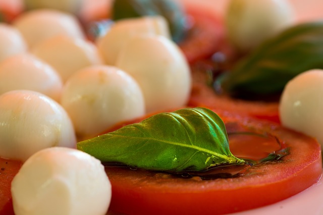 tomaty-mocarella-bazilik